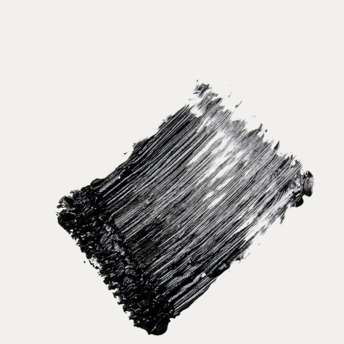 Natural Almond Mascara - Black shade and application