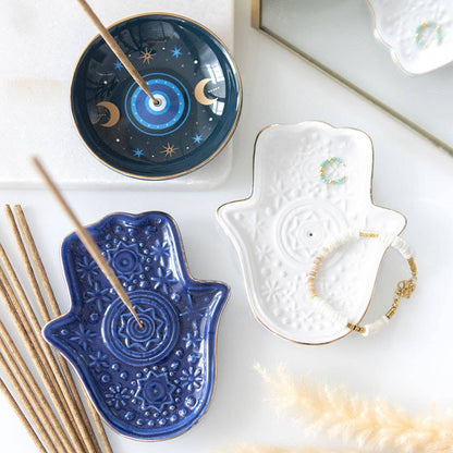 Weißer Räucherstäbchenhalter und Schmuckschale mit Hamsa-Motiv
