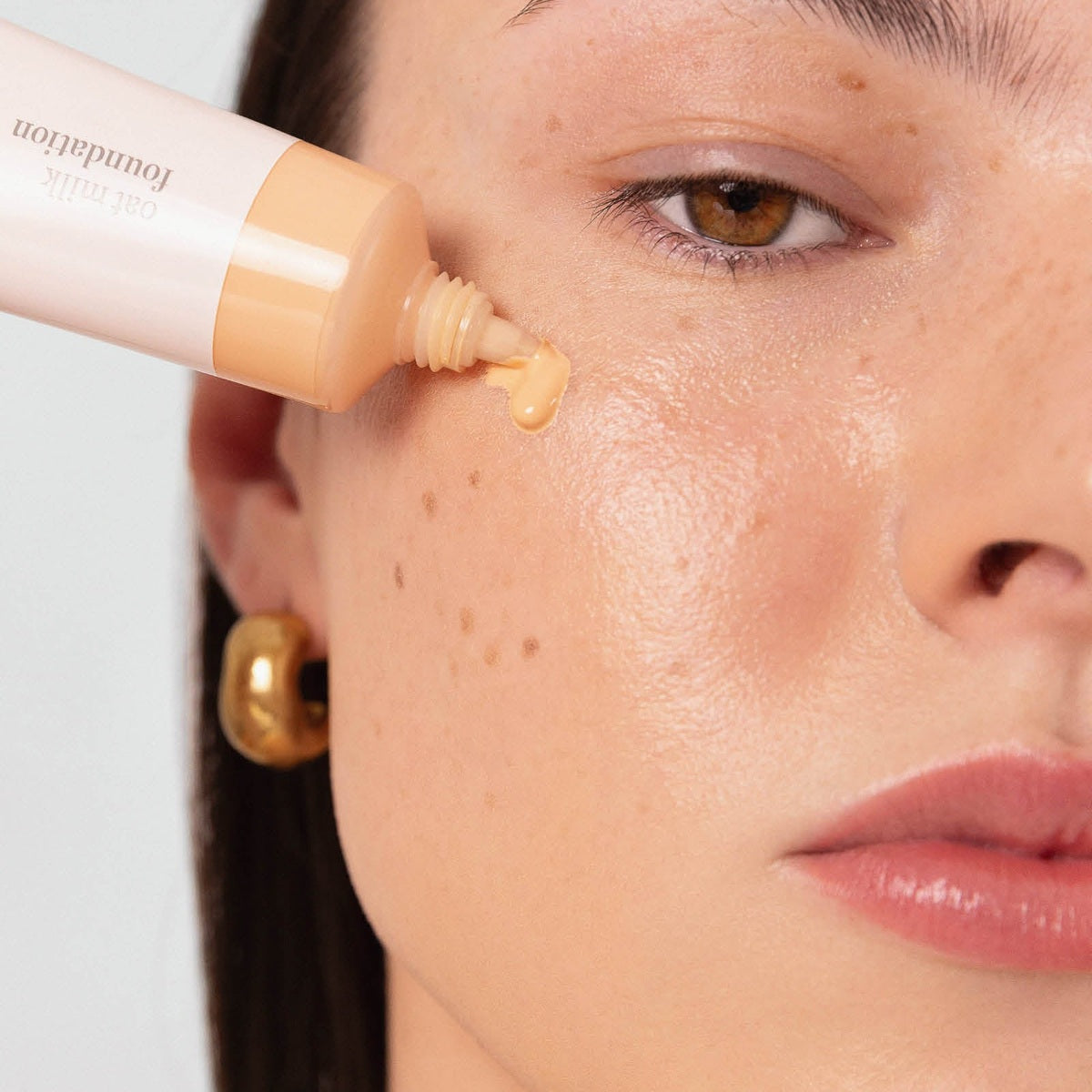 Oat Milk Foundation - Honey shade and application