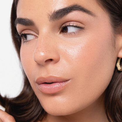 Oat Milk Foundation - Maple shade and application