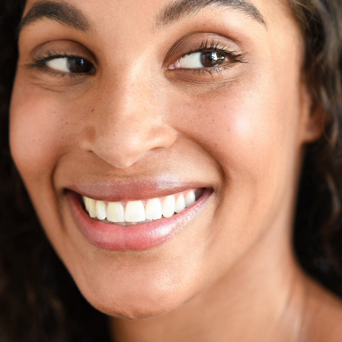 Natural Almond Mascara - Black shade and application