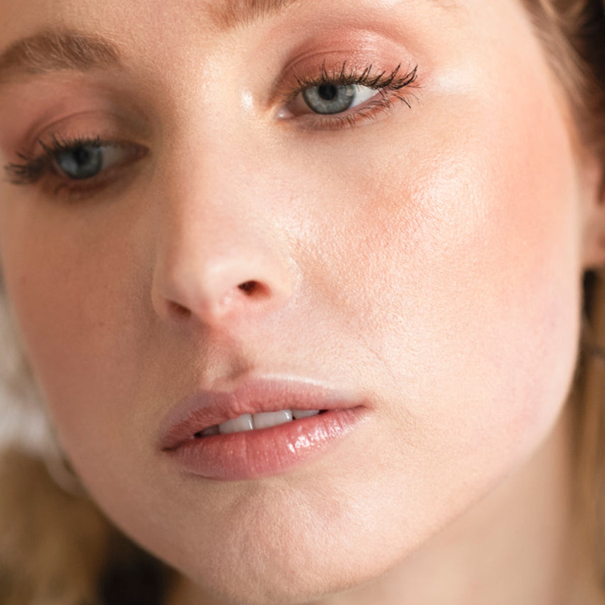Natural Almond Mascara - Brown shade and application