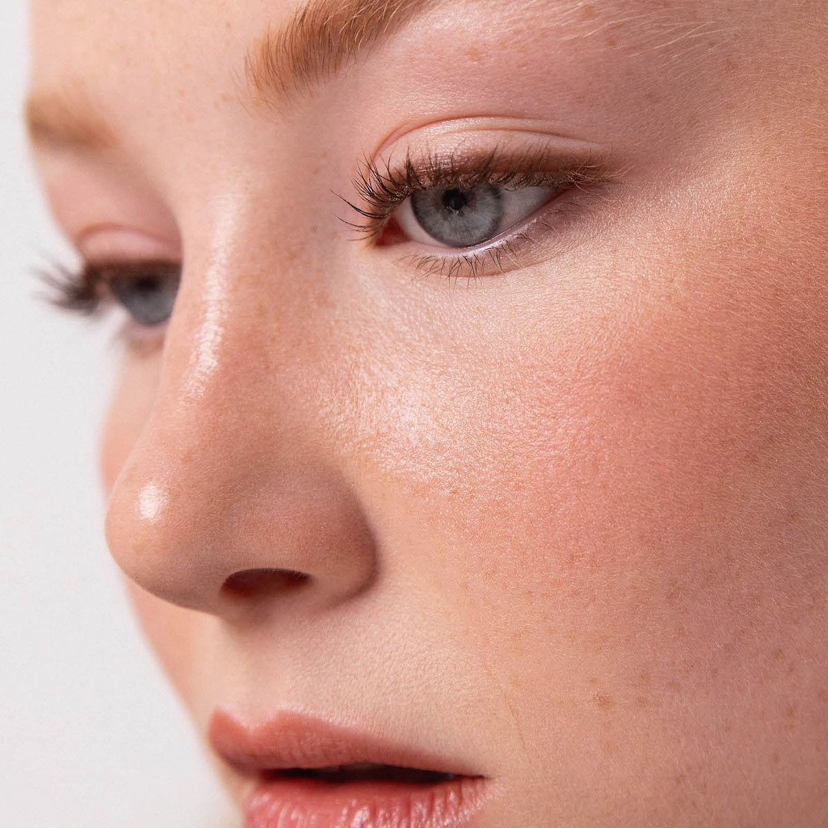 Jojoba Eye Pencil - Earth shade and application